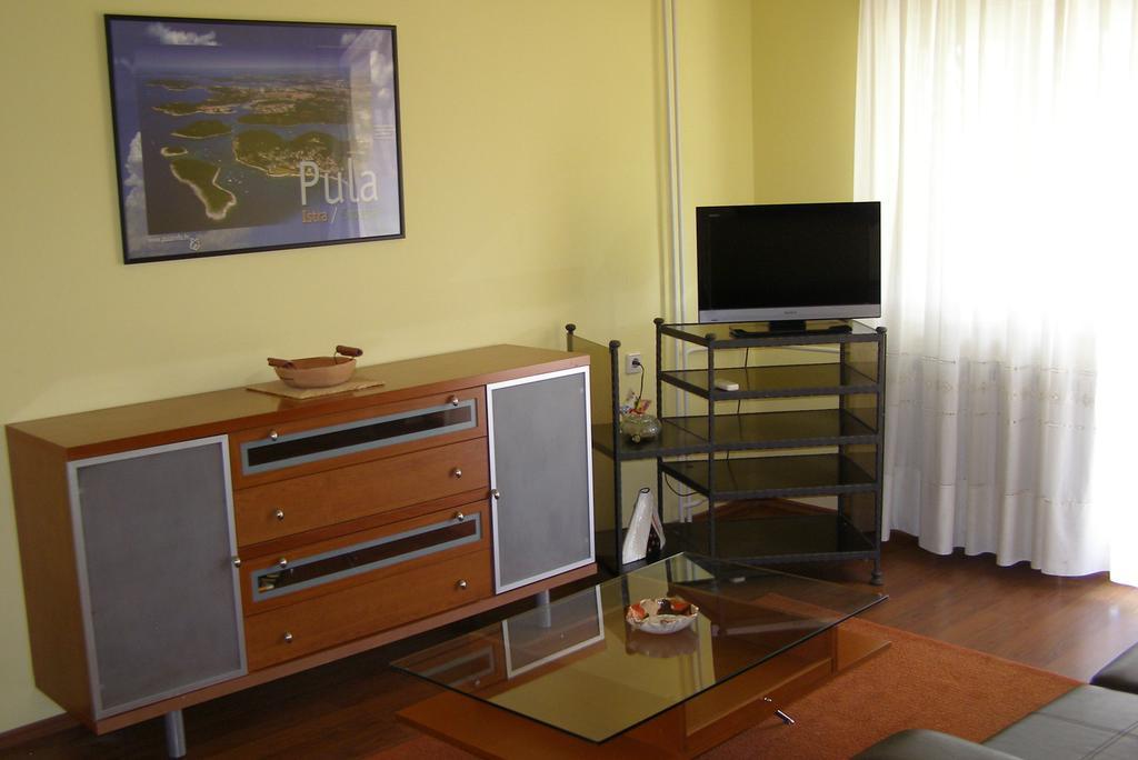 Apartment Vallelunga Pula Phòng bức ảnh